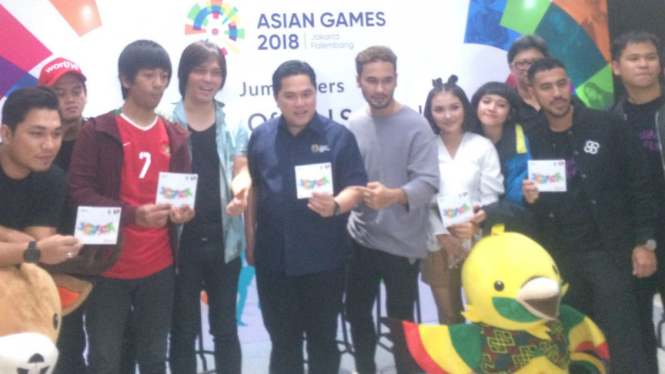 Erick Thohir (tengah) bersama penyanyi album Theme Song Asian Games 2018