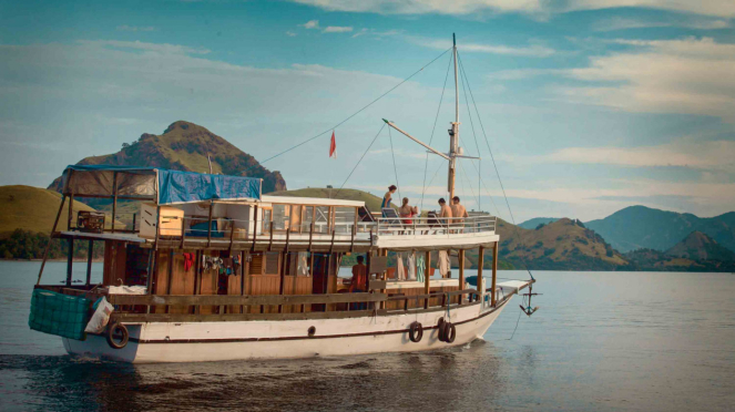 Wisatawan berada di atas Kapal yang dapat digunakan untuk menginap di perairan Labuan Bajo