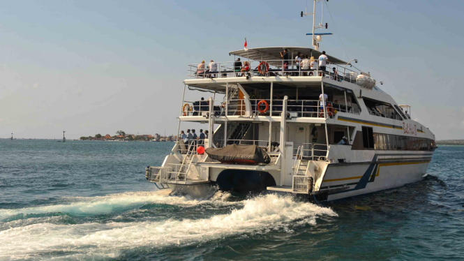 509 - wisatawan berada di atas kapal di perairan Pelabuhan Benoa, Denpasar