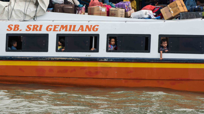 509 - Sejumlah penumpang menunggu keberangkatan kapal di dermaga Tanjung Balai Karimun, Kepulauan Riau