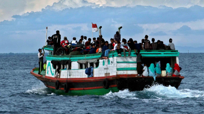 509 - Kapal kayu tradisional mengangkut penumpang saat melintas di laut dekat Pulau Pramuka, Kepulauan Seribu, Jakarta