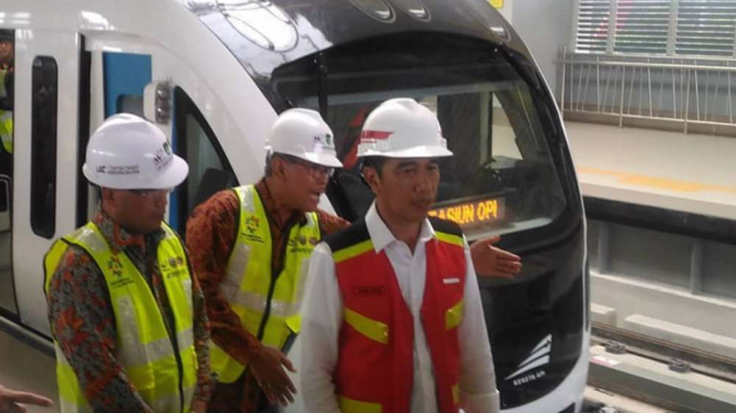 Presiden Joko Widodo mencoba LRT Palembang untuk Asian Games 2018.