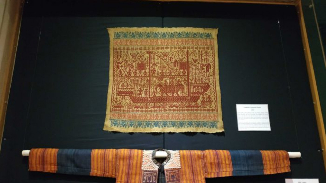 Salah satu koleksi baju dan kain tradisional Indonesia milik Dr Jhon Yu yang sedang dipamerkan di Museum Tekstil Jakarta sampai Agustus mendatang.