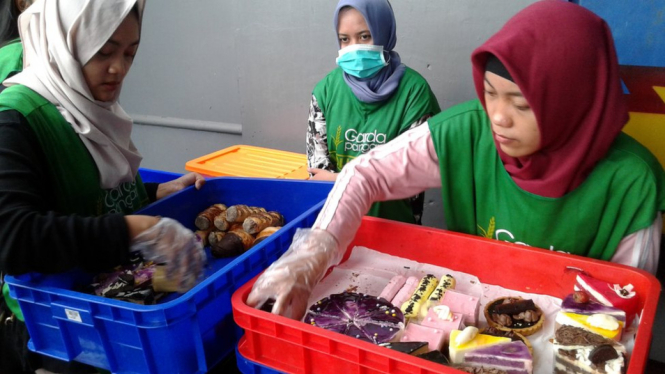 Garda Pangan membagikan makanan berlebih kepada warga miskin di Surabaya - Dwiki Marta/BBC INDONESIA