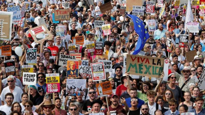 Demonstrasi massal menolak kunjungan Donald Trump di London, Inggris