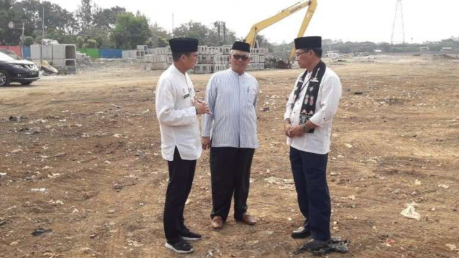 Wakil Gubernur Jakarta, Sandiaga Uno (kiri), sedang meninjau lokasi Stadion BMW