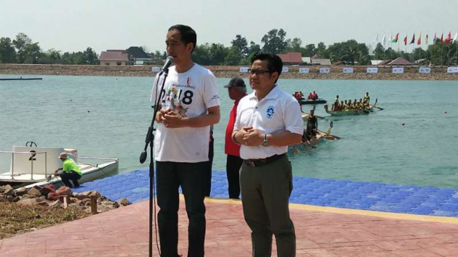 Presiden Joko Widodo bersama Muhaimin Iskandar alias Cak Imin dalam kunjungan kerja di Palembang, Sumatra Selatan, pada Sabtu 14 Juli 2018.