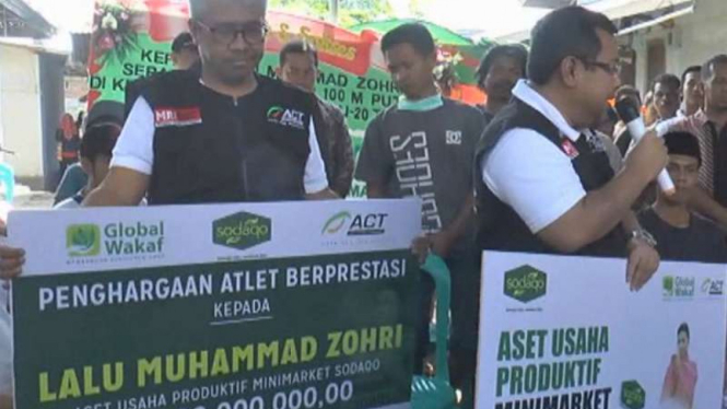 Presiden ACT Indonesia, Ahyudin, dalam proses penyerahan bantuan secara simbolik kepada keluarga Lalu Mohammad Zohri di Lombok Utara, Nusa Tenggara Barat, pada Sabtu, 14 Juli 2018.