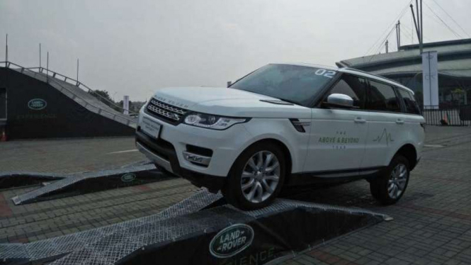 Mobil Land Rover.