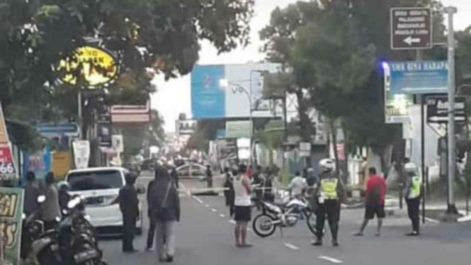 Polisi menutup untuk umum lokasi baku tembak di Jalan Kaliurang, Kilometer 9,5, Kaliurang, Kabupaten Sleman, DI Yogyakarta, pada Sabtu petang, 14 Juli 2018.