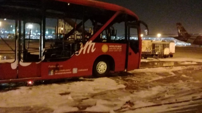 Bus penumpang di Bandara Soekarno-Hatta terbakar