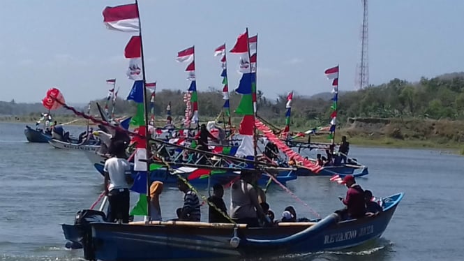 Festival Perahu Hias di Laguna Pantai Depok