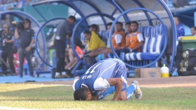 Striker Arema FC, Rivaldi Bawuo, rayakan gol.