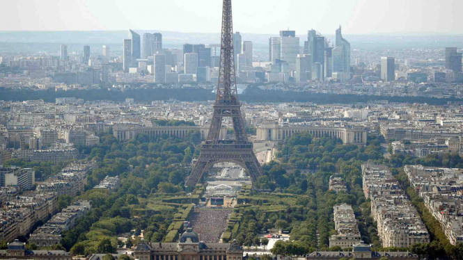 Ribuan pendukung Timnas Prancis nobar di Menara Eiffel