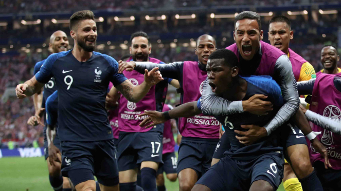 Pemain Prancis Paul Pogba (kanan bawah) merayakan gol ketiganya