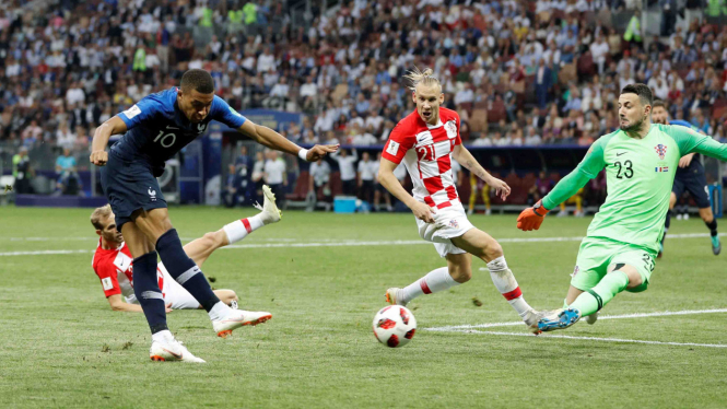 Pemain Prancis Kylian Mbappe melakukan tendangan ke gawang Kroasia