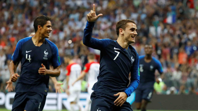 Pemain Prancis Antoine Griezmann (kanan) merayakan gol kedua