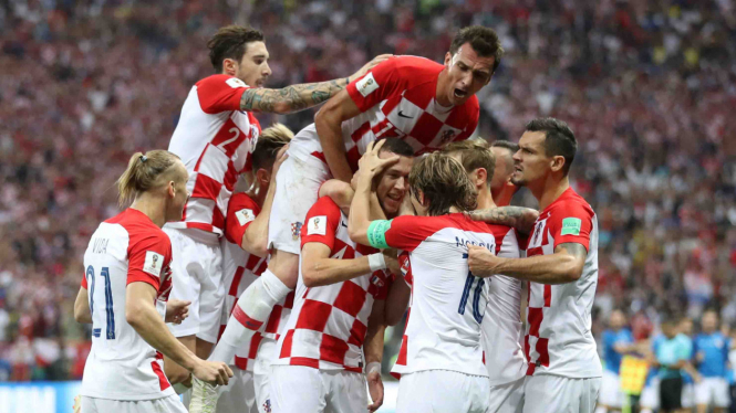 Pemain Kroasia Ivan Perisic merayakan gol pertama