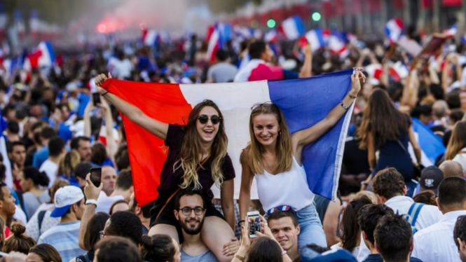 Para pendukung timnas Prancis bergembira merayakan gelar juara Piala Dunia yang kedua. - EPA
