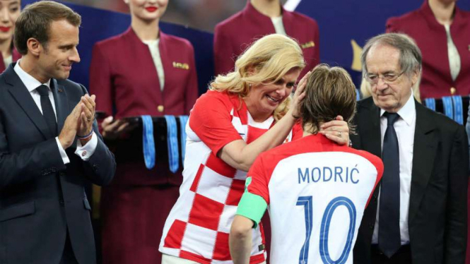 Presiden Kroasia, Kolinda Grabar-Kitarovic menyemangati Luka Modric