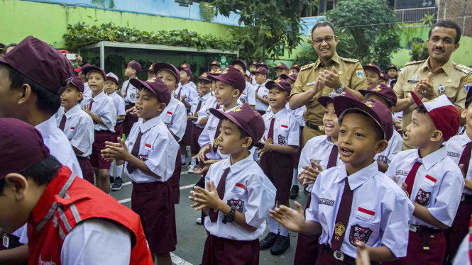 Gubernur DKI Jakarta Anies Baswedan tinjau hari pertama masuk sekolah