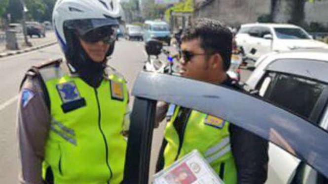 Joseph (tanpa helm) saat diringkus polisi.