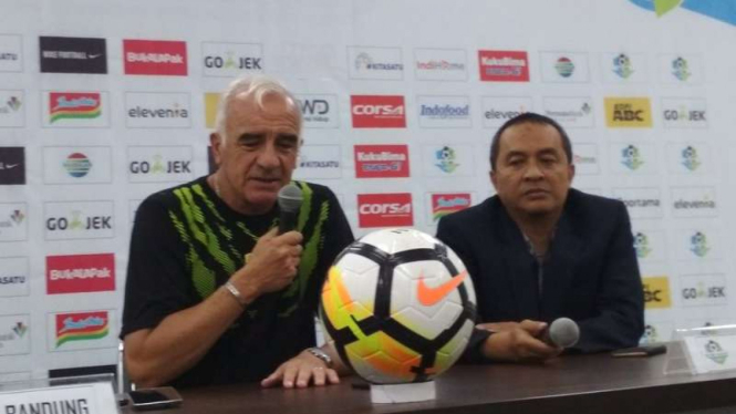 Pelatih Persib Bandung, Mario Gomez (kiri)