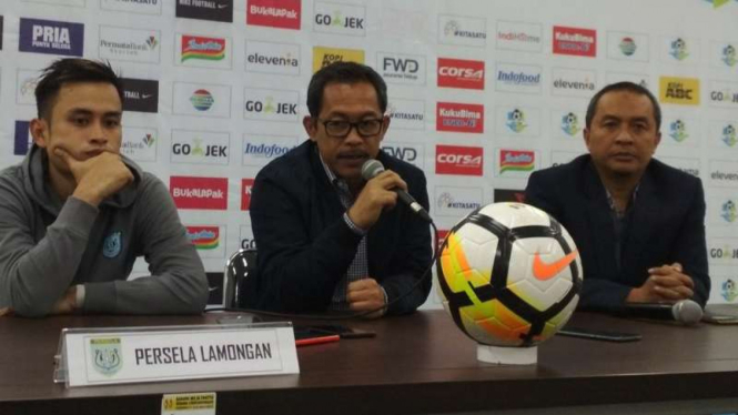 Pelatih Persela Lamongan, Mario Gomez (kiri) usai laga kontra Persib Bandung