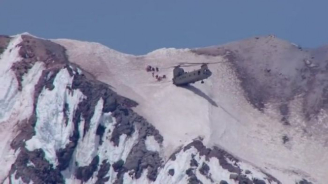 Helikopter Chinook mendarat dengan dua roda di bagian belakang di lereng Mount Hood