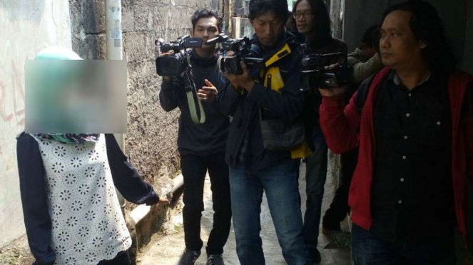 Mahasiswi Depok yang jadi korban  begal payudara saat diwawancara wartawan.