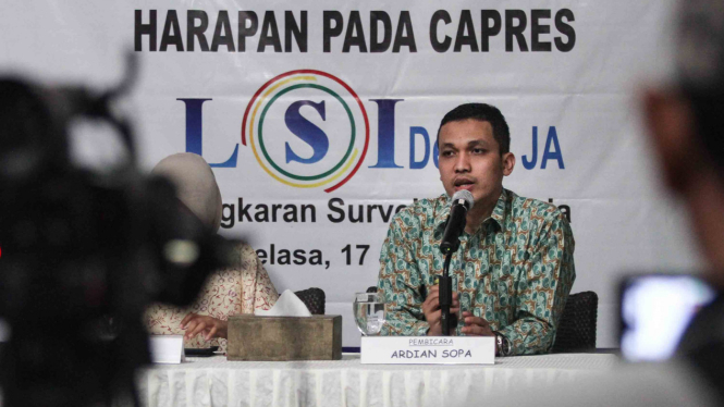 Peneliti LSI Denny JA, Ardian Sopa, menjelaskan hasil survei.