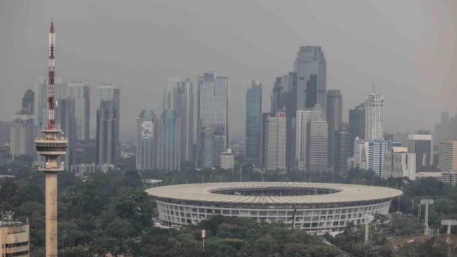 Kondisi udara di Ibukota DKI Jakarta dengan latar belakang Gelora Bung Karno (GBK) di Jakarta