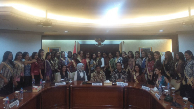 30 finalis Miss Grand International di kantor Menteri Sosial idrus Marham