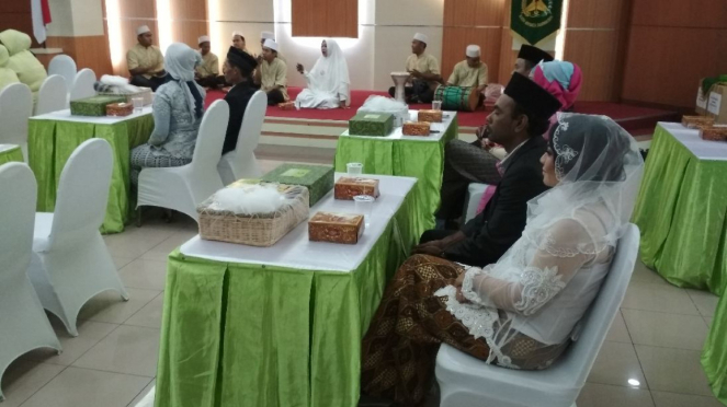 Peserta nikah massal di kantor Kejati Jatim, Surabaya, Selasa, 17 Juli 2018
