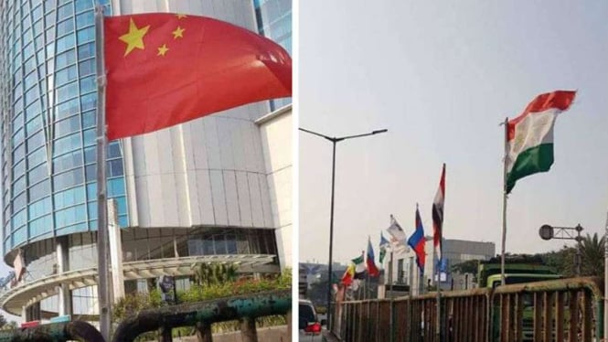 Tiang bendera negara peserta Asian Games dari bambu dan pipa bekas di Jakarta.