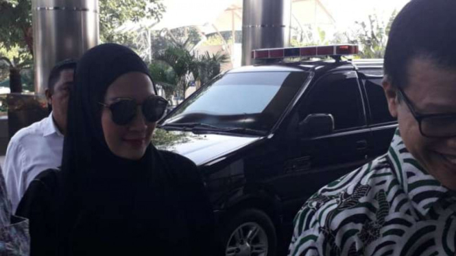  Model Fenny Steffy Burase memenuhi panggilan KPK, di Jakarta.