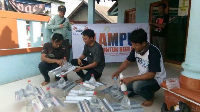 Bakrie Amanah memberikan lampu solar kepada warga Dadap, Tangerang.