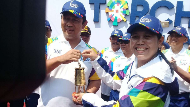 Yayuk Basuki menyerahkan obor Asian Games kepada Walikota Semarang Hendrar Pihadi 