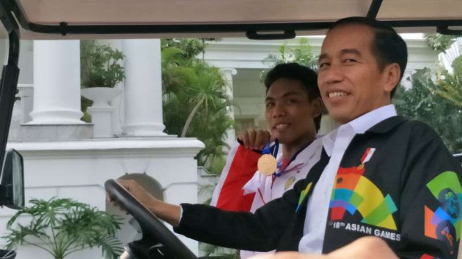 Lalu Muhammad Zohri bersama Presiden Republik Indonesia, Joko Widodo.