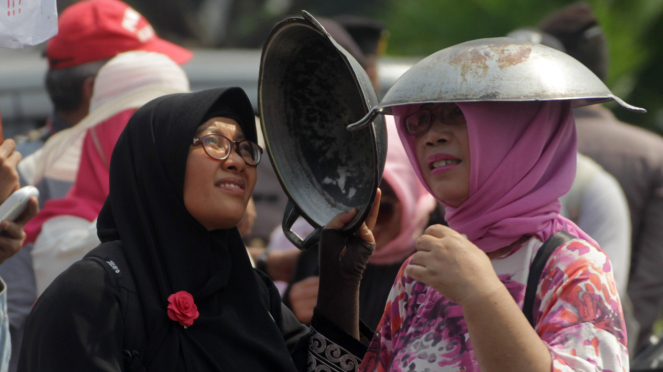 Harga Sembako Melambung, Emak-Emak Militan Demo Jokowi