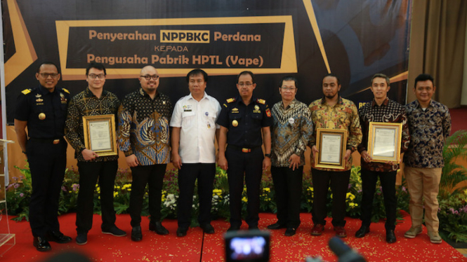 Bea Cukai Indonesia bersama pengusaha pabrik vape, Rabu (18/07).