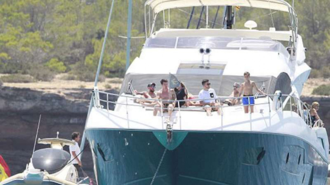 Lionel Messi berlibur di kapal pesiar.