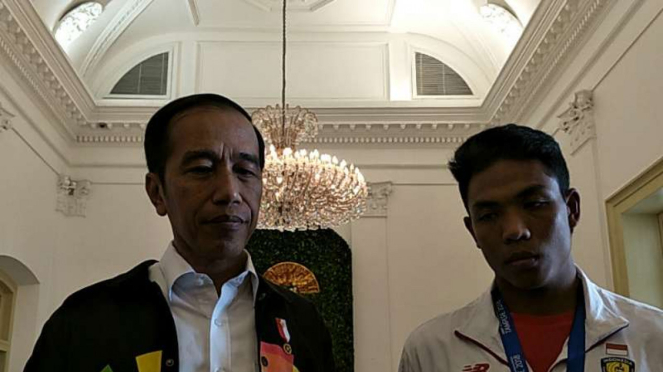 Presiden Republik Indonesia, Joko Widodo bersama Lalu Muhammad Zohri.