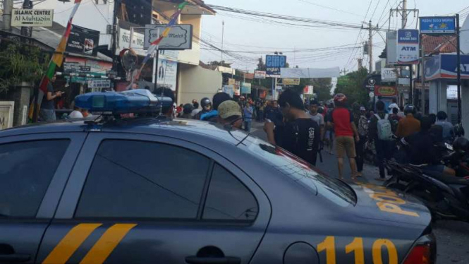 Detasemen Khusus 88 Antiteror Polri menggerebek sebuah rumah di Jalan Seturan, Kabupaten Sleman, DI Yogyakarta, pada Rabu sore, 18 Juli 2018.