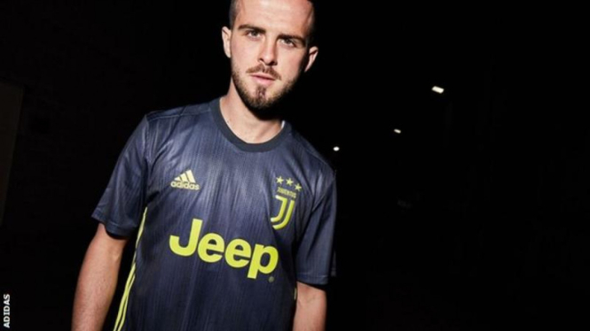 Kostum ketiga terbaru Juventus