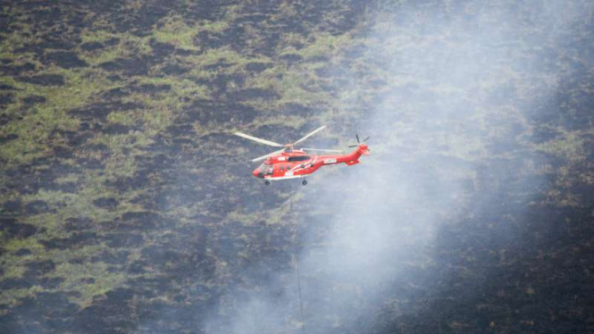 Pemadaman kebakaran hutan dan lahan melalui helikopter di di Ogan Komering Ilir, Sumatra Selatan.