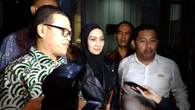 Model Fenny Steffy diperiksa KPK soal korupsi di Aceh