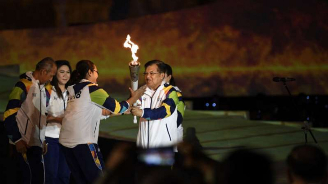 Wakil Presiden Republik Indonesia, Jusuf Kalla membawa obor Asian Games
