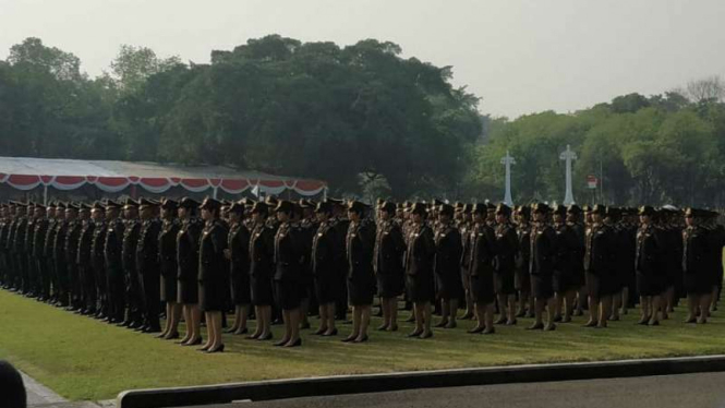 Presiden Jokowi melantik 725 perwira remaja TNI dan Polri