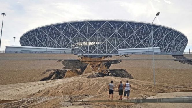 Longsoran yang terjadi di Volgograd Arena.